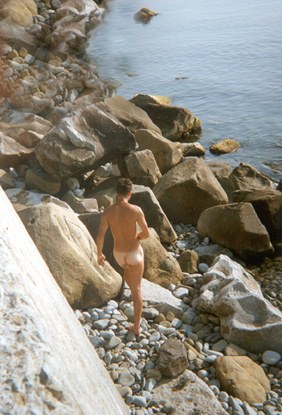 nudist.jpg (41399 bytes)