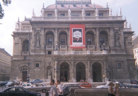 Opera.jpg (42537 bytes)