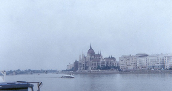 Parlament v tumane.Budapesht.jpg (32500 bytes)