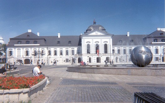 Pravitel'stvennoe zdanie.jpg (44957 bytes)